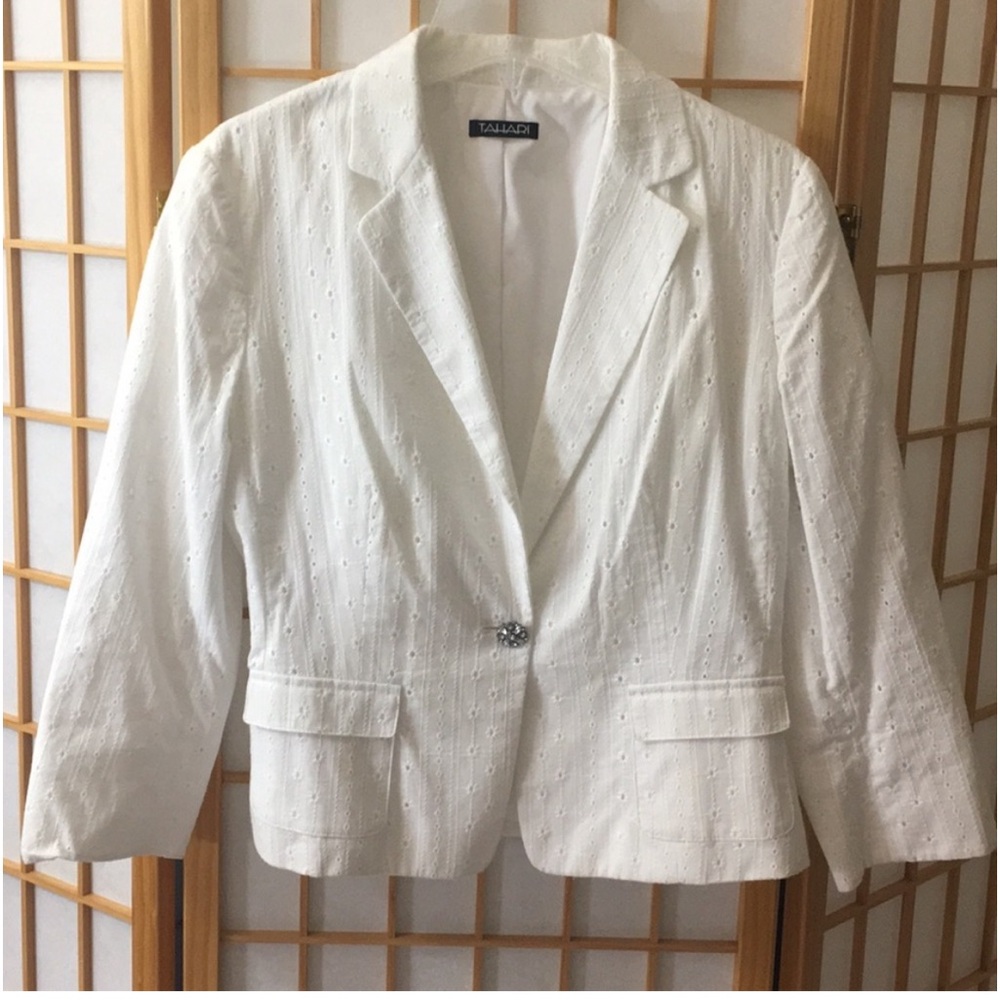 Tahari 8 petite white eyelet jacket with decorative button